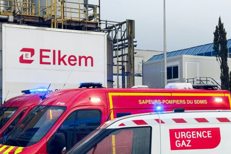 Des camions de pompiers devant l'usine chimique Elkem Silicones, après une explosion, le 22 décembre 2025 à Saint-Fons, dans le Rhône ( AFP / Manon BILLING )