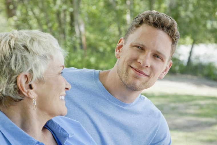 Aider son enfant à acheter son logement n’est pas seulement un acte de solidarité ponctuel. C’est aussi une manière d’anticiper la transmission de son patrimoine. ( crédit photo : Getty Images )