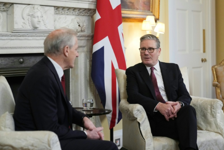 Le Premier ministre britannique Keir Starmer, à droite, et son homologue norvégien Jonas Gahr, à sa gauche, à Downing Street à Londres le 4 décembre 2025 ( POOL / Alastair Grant )