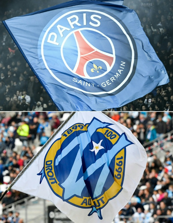 Combinaison de photos des drapeaux de l'Olympique de Marseille et du Paris Saint-Germain brandis en tribune avant le "classique" qui opposera les deux équipes le 22 septembre 2025 après un report d'une journée en raison des risques météorologiques ( AFP / STEPHANE DE SAKUTIN )