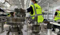 Des employés travaillent dans l'usine du constructeur automobile Stellantis à Metz