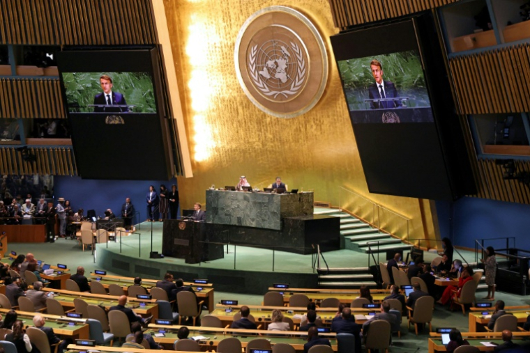Emmanuel Macron devant l'Assemblée générale des Nations unies, à New York, le 22 septembre 2025 ( AFP / Ludovic MARIN )