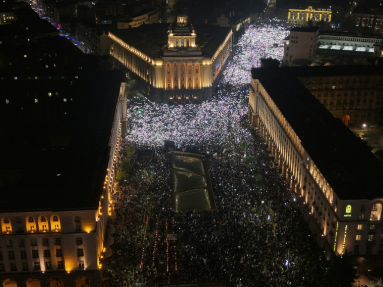 Cette photographie aérienne prise par drone montre la foule de dizaines de milliers de manifestants qui se rassemblent dans le centre de Sofia pour protester contre le gouvernement bulgare, le 10 décembre 2025 ( AFP / Dobrin KASHAVELOV )