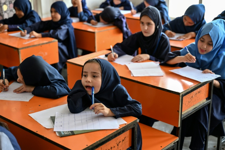 Des jeunes filles afghanes passent leurs examens de mi-semestre dans une école primaire à Kaboul, le 21 juillet 2026 ( AFP / STR )