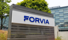 Le logo Forvia, devant un des bâtiments du groupe (Crédit:  / Adobe Stock)