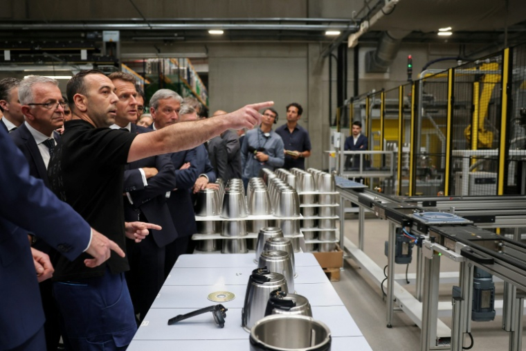 Le président Emmanuel Macron (3e g)  visite l'usine Vorwerk, dans le cadre du sommet "Choose France", à Donnemain-Saint-Mames, le 29 mai 2026 dans le Loir-et-Cher ( POOL / Christian Hartmann )
