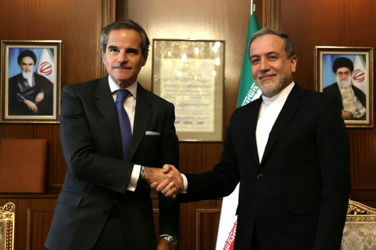 Le directeur général de l'AIEA Rafael Grossi (G) et le chef de la diplomatie iranienne Abbas Araghchi le 14 novembre 2024 à Téhéran ( AFP / ATTA KENARE )