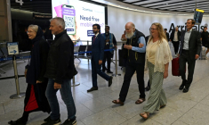 Peter Reynolds (C) et Barbie Reynolds (L) , samedi 20 septembre 2025 à leur arrivée à l'aéroport d'heathrow à Londres. ( AFP / JUSTIN TALLIS )