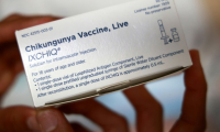 Une boîte de vaccin IXCHIQ contre le chikungunya dans une pharmacie au début de la campagne de vaccination à L'Etang Sale, le 7 avril 2025 sur l'île de La Réunion ( AFP / Richard BOUHET )