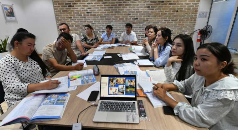 Des infirmières ouzbèkes apprennent l'allemand à Tachkent, le 13 août 2025 ( AFP / VYACHESLAV OSELEDKO )