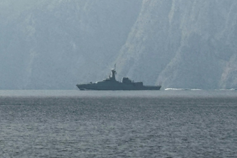 Un navire de la marine, dans le détroit d'Ormuz où transite un cinquième des approvisionnements mondiaux en pétrole. Photo prise le 1er mars 2026 ( AFP / Sahar AL ATTAR )