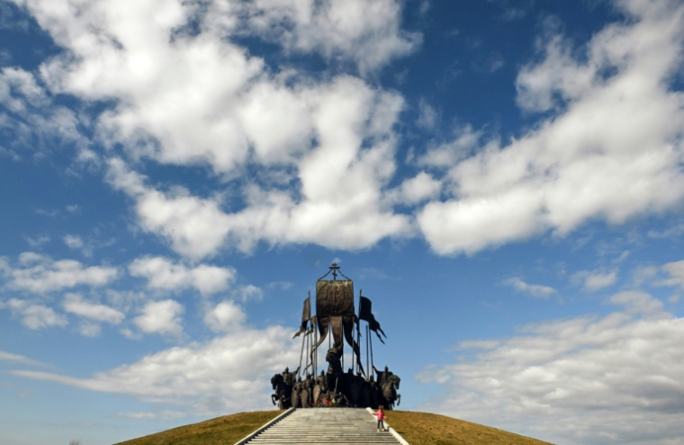 L'énorme monument dédié au prince russe et héros médiéval Alexandre Nevski se dresse sur la berge côté russe du Lac Peïpous, à la frontière avec l'Estonie, le 18 avril 2026 ( AFP / Olga MALTSEVA )