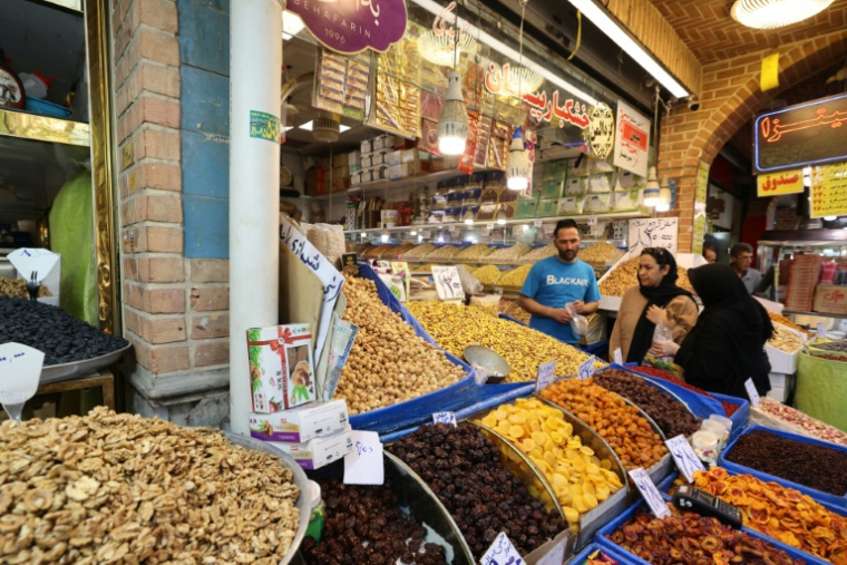 Une Iranienne fait des courses au Grand Bazar de Téhéran le 27 septembre 2025. ( AFP / ATTA KENARE )