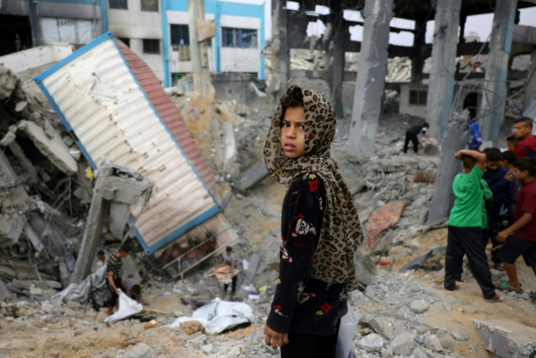 Une jeune fille palestinienne au milieu des décombres à Jabalia, dans le nord de la bande de Gaza, le 10 mai 2025 ( AFP / BASHAR TALEB )
