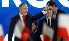 Le candidat nationaliste à la présidentielle polonaise Karol Nawrocki salue ses partisans, le 1er juin 2025 à Varsovie ( AFP / Wojtek RADWANSKI )