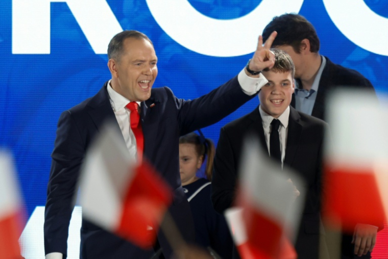 Karol Nawrocki fait le signe de la victoire, lors de l'annonce de son élection à la présidentielle, à Varsovie, le 1er juin 2025 ( AFP / Wojtek RADWANSKI )