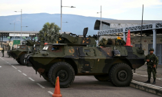 Des soldats colombiens en faction au point de passsage de Cucuta, à la frontière avec le Venezuela, le 3 janvier 2026  ( AFP / Raul ARBOLEDA )