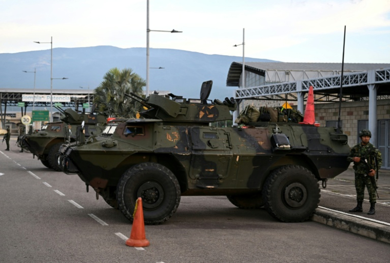 Des soldats colombiens en faction au point de passsage de Cucuta, à la frontière avec le Venezuela, le 3 janvier 2026  ( AFP / Raul ARBOLEDA )