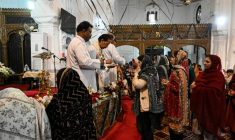 Des fidèles rassemblés pour prier à l'occasion de Noël à l'église All Saints de Peshawar, le 25 décembre 2025 au Pakistan ( AFP / Abdul MAJEED )