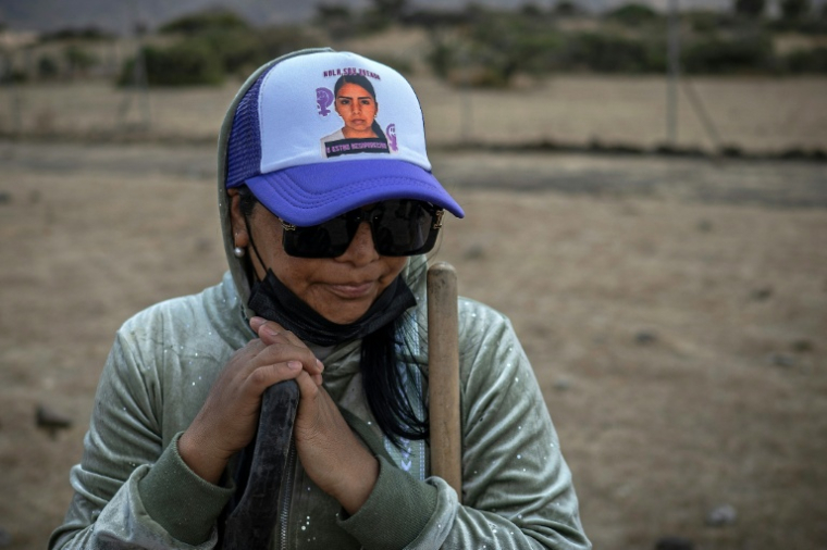 Une mère participe aux fouilles organisées par un groupe de recherche de disparus à Tepotzotlan, au Mexique, le 13 mars 2026 ( AFP / Carl de Souza )