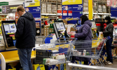 Des personnes font leurs courses dans un hypermarché Metro Cash and Carry à Moscou