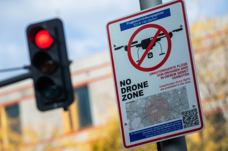 D'autres aéroports européens, au Danemark, en Norvège et en Pologne, ont récemment suspendu des vols en raison de la présence de drones non identifiés ( AFP / John MACDOUGALL )