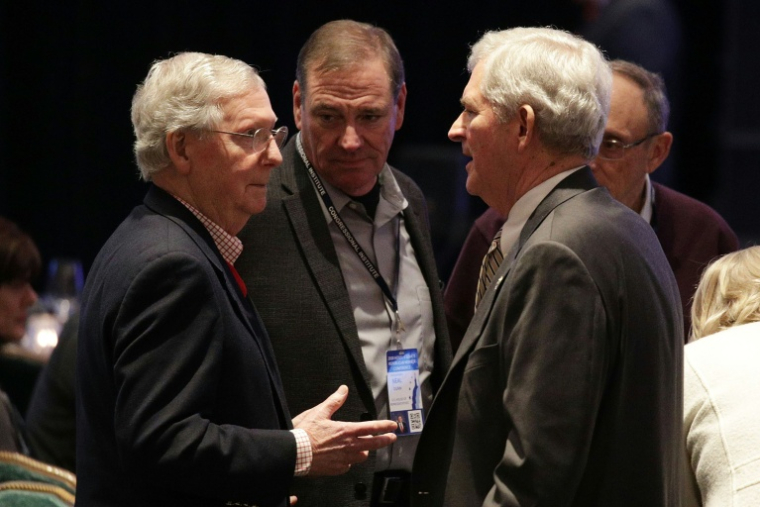 Le leader de la majorité au Sénat Mitch McConnell (à gauche) discute avec les élus républicains de Floride Neal Dunn (au centre) et Daniel Webster, le 31 janvier 2018 à White Sulphur, en Virginie occidentale ( GETTY IMAGES NORTH AMERICA / ALEX WONG )