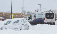 Une ambulance passe devant une voiture abandonnée pendant une tempête hivernale qui a frappé la région de Buffalo