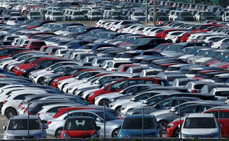 De nouvelles voitures sont visibles dans un parking près de Barcelone