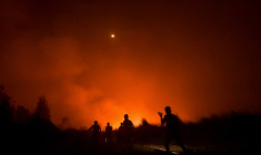 Habitants et volontaires combattent un feu de tourbière au village de Gambut, dans le Kalimatan sur l'île de Bornéo, le 2 octobre 2026 ( AFP / MUDA SAGALA )
