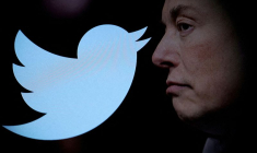 Le logo de Twitter et une photo d'Elon Musk sont affichés