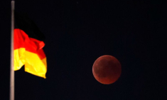 Le drapeau allemand au sommet du bâtiment du Reichstag à Berlin