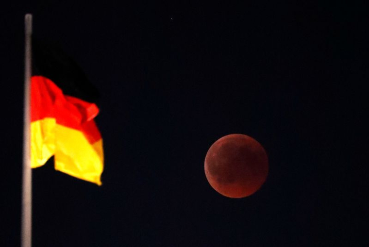Le drapeau allemand au sommet du bâtiment du Reichstag à Berlin
