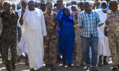 Des habitants d'Ombourman potestent, le 31 octobre 2025, contre les "atrocités" présumées des Forces de soutien rapides (FSR) à El-Facher, dans l'ouest du Soudan ( AFP / Ebrahim Hamid )