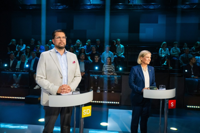 Le chef de file des Démocrates de Suède (extrême-droite), Jimmie Åkesson (g), et la cheffe de l'opposition social-démocrate Magdalena Andersson, lors d'un débat  télévisé, à Stockholm, le 10 septembre 2026 ( AFP / Jonathan NACKSTRAND )
