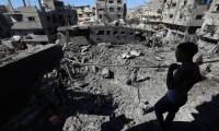 Un Palestinien inspecte les décombres laissés par une frappe israélienne sur le camp Al-Bureij, dans le centre de la bande de Gaza, le 4 juillet 2025 ( AFP / Eyad BABA )