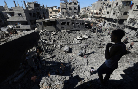 Un Palestinien inspecte les décombres laissés par une frappe israélienne sur le camp Al-Bureij, dans le centre de la bande de Gaza, le 4 juillet 2025 ( AFP / Eyad BABA )