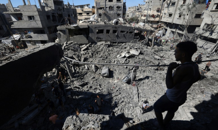 Un Palestinien inspecte les décombres laissés par une frappe israélienne sur le camp Al-Bureij, dans le centre de la bande de Gaza, le 4 juillet 2025 ( AFP / Eyad BABA )