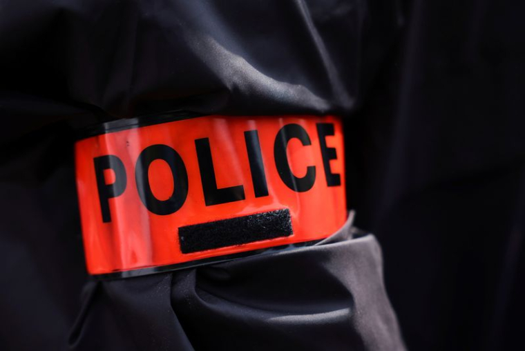 UN SDF ARMÉ D'UN COUTEAU MORTELLEMENT BLESSÉ PAR LA POLICE À ROISSY