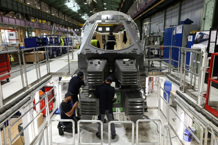 Uns employé travaille sur un TGV nouvelle génération de la SNCF à l'usine Alstom de Belfort, le 29 avril 2024 ( AFP / FREDERICK FLORIN )