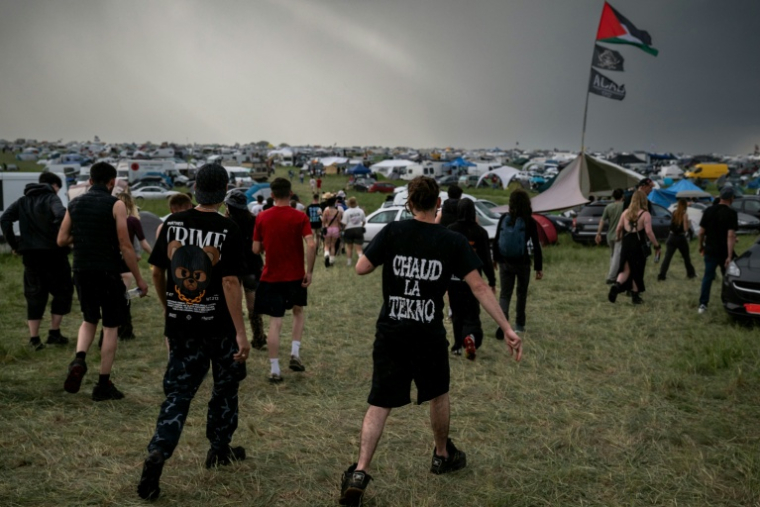 Des participants à une free party sur un terrain militaire à Cornusse, près de Bourges, le 1er mai 2026 dans le Cher ( AFP / ARNAUD FINISTRE )