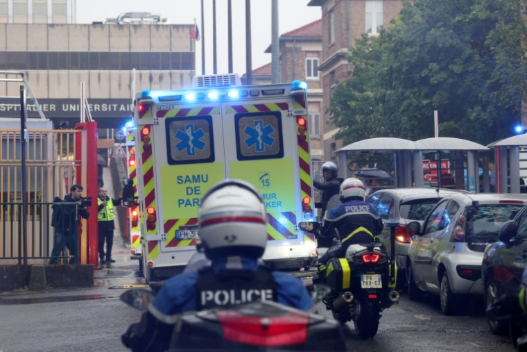 Des ambulances transportant les passagers français du MV Hondius arrivent à l'hôpital Bichat à Paris, le 10 mai 2026 ( AFP / Xavier GALIANA )