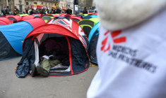 Un camp de jeunes migrants devant le Conseil d'Etat le 2 décembre 2022 ( AFP / Julie SEBADELHA )