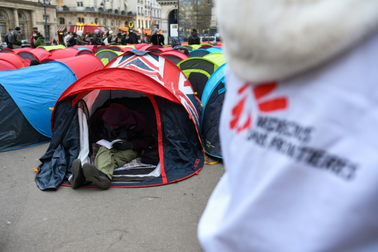 Un camp de jeunes migrants devant le Conseil d'Etat le 2 décembre 2022 ( AFP / Julie SEBADELHA )