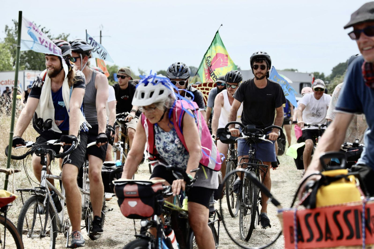 Le mouvement "Bassines non merci" à Lezay, le 18 août 2023. ( AFP / YOHAN BONNET )