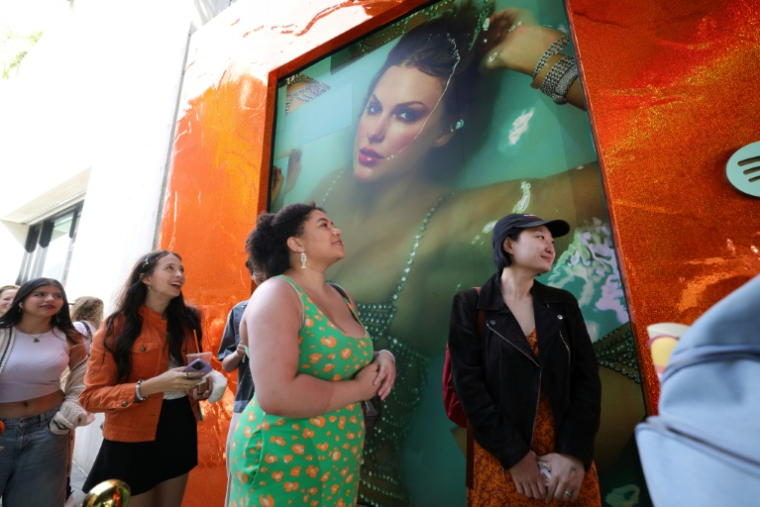 Des fans de Taylor Swift lors d'un événement promotionnel pour la sortie de l'album "The Life of a Showgirl" à New York le 2 octobre 2025 ( AFP / TIMOTHY A. CLARY )