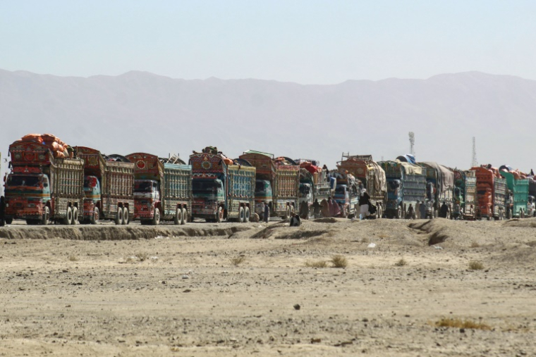 Des réfugiés afghans à la frontière entre le Pakistan et l'Afghanistan, à Chaman, le 7 novembre 2025 ( AFP / Abdul BASIT )