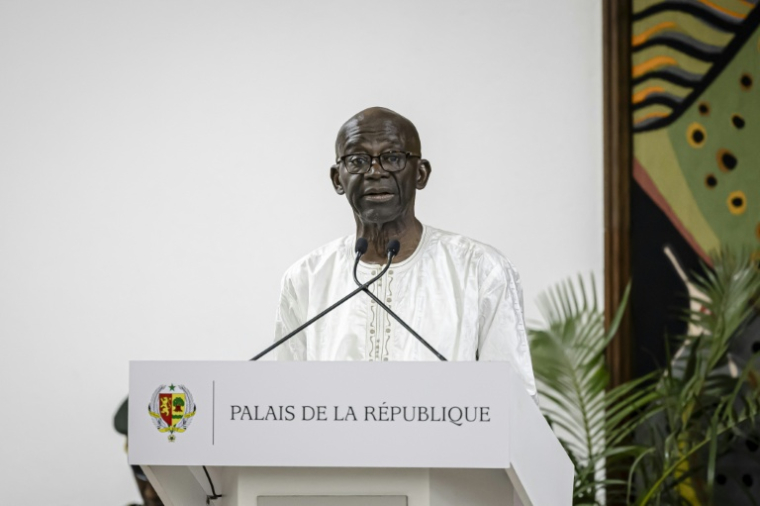 Le président du Comité de commémoration du massacre de Thiaroye, l'historien Mamadou Diouf, lors d'une cérémonie pour la remise du Livre blanc au président du Sénégal, Bassirou Diomaye Faye, le 16 octobre 2025 à Dakar ( AFP / PATRICK MEINHARDT )