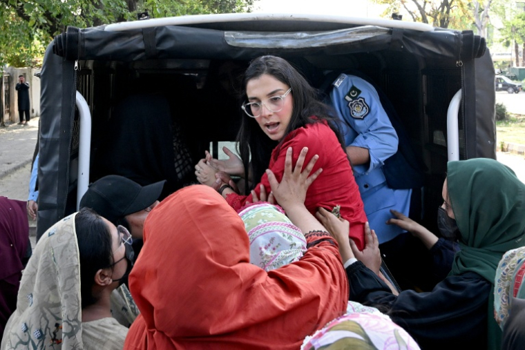 Des policières en civil interpellent une militante du collectif de défense des droits des femmes Aurat March avant un rassemblement pour la Journée internationale des droits des femmes, le 8 mars 2026 à Islamabad ( AFP / Aamir QURESHI )