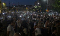 Des manifestants se rassemblent devant le bureau du procureur, le 29 juin 2025 à Belgrade ( AFP / OLIVER BUNIC )